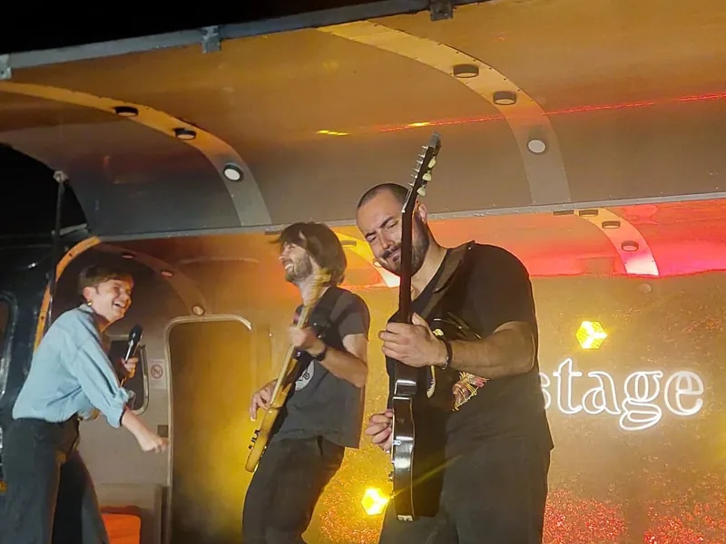 Formule 3 Airstage : scène de jam mobile avec concert live et musiciens